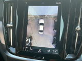 【360&deg;ビューカメラ】4台の高解像度カメラで360度の鳥瞰図を表示。隣の車や壁、死角にある障害物などを画面で確認できるため、狭いスペースでの駐車・出入りも安心です。