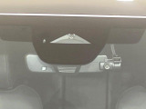 【スマートブレーキサポート】走行中に前方の車両等を認識し、衝突しそうな時は警報とブレーキで衝突回避と被害軽減をアシスト。より安全にドライブをお楽しみいただけます。