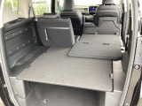 後席は分割可倒式で、用途に合わせてアレンジ可能。荷物の量や乗車人数に応じて柔軟に使える便利なシートです。