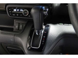 インパネシフトだから視線の移動も少なく足元もスッキリ♪運転席もゆったりしているのでゆとりを持ってドライブできますね!