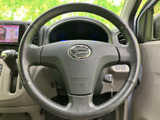 握りやすいステアリングは、運転操作をスムーズにします。操作性も良く、長距離運転でも疲れにくい設計です。快適なドライビングを実現。