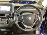 【ハンドル】運転にかかわる様々な操作を安全に行えるように視点移動が少なく操作性に配慮されたスイッチ類が凝縮されたコックピットです。