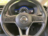 握りやすいステアリングで、快適なドライビングを実現。操作性にも優れており、運転の楽しさを高めます。スムーズな操作感をお楽しみください。
