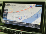 見やすい高精細な地図表示で、運転中の情報収集をサポート。スムーズなルート検索で、目的地までストレスなく到着できます。鮮明な表示が安心です。