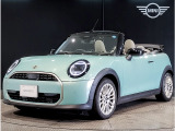 MINIのフロントグリルのデザインはイギリスで生まれた当初から、シルバーのサイドバーが折り重なった伝統的なデザインで御座います。その伝統はBMWのお車になってからでも少しずつ形を変えて守られております