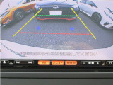 〔バックカメラ〕ギアをバックに入れると画面に自動的に後方映像が映し出され確認可能です。車庫入れなどの際に安全確認が出来て安心ですね。