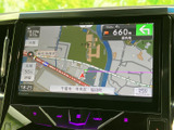 分かりやすい地図表示で、目的地への道案内をサポート。スムーズな運転を支援し、初めての場所でも安心です。渋滞情報も確認でき、効率的なルートを選択できます。