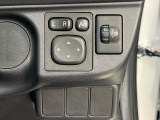 【電動格納ミラー】サイドミラーは電動格納式となっており、狭い駐車場でもキズがつくリスクを抑えられます。