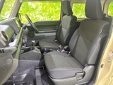 運転席周りはシンプルで機能的にまとめられています。各種操作もスムーズに行えます。快適な運転体験を。