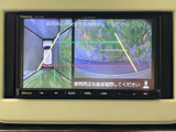 バック時の安全性を高めるバックモニターを搭載。ガイドライン表示で、狭い場所でもスムーズな駐車をサポートします。安全運転に貢献します。