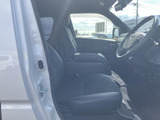 ゆったりと座れるシートが、長距離運転の疲れを軽減します。視界も広く、運転に集中できる空間です。快適なドライブをお楽しみください。