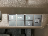 ハンドルの右側にはヘットライトリベライザーとHondaセンシング用のメインスイッチがついています。ヘッドライトリベライザーは道路状況や積荷の加重に応じてライトの高さを調節できます。