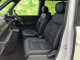 運転席からの視界は広く、運転操作もスムーズに行えます。上質な素材と丁寧な作り込みが、快適な運転環境を実現します。安全運転をサポートします。