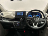 気持ちよく視界が広がる、開放的な運転席です