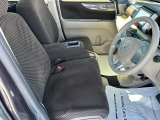 乗り心地の良いフロントシートです。足回りも広々としておりますので、長時間の運転も疲れづらいですよ。
