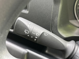 雨天時でもクリアな視界を確保できるワイパーレバー。操作も簡単で、雨の日の運転をサポートします。様々な設定で、状況に応じた拭き取りが可能です。