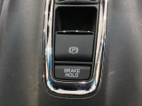 セレクトレバーの下に電子制御パーキングブレーキがあります。スイッチひとつで、停車した地点の傾斜などをシステムが検知・判断してブレーキ力を自動的に制御し、しっかり停車できるパーキングシステムです。