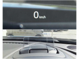 速度情報などを前方視界内で確認できる、日常運転で使いやすい表示装備です。