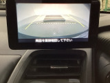 バックでの車庫入れも安心です! リアカメラが付いているバックモニター付のディスプレイオーディオを装備しております。操作線もついており距離感も画面から確認できます。