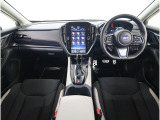 視界の良さが魅力の運転しやすいコックピット。シンプルで操作性に優れたインパネデザインと、SUBARUならではの安全性能への徹底したこだわりが光る視界設計です。