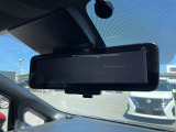 車両後方のカメラ映像を映し出し、車内の状況や、天候などに影響されずいつでもクリアな後方視界が得られるインテリジェントル-ムミラ-が装備されております。