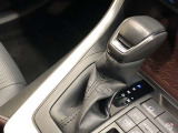 操作しやすいATシフトです。シフトチェンジを気にしなくてよいので運転だけに集中できますね。自然と手に届くところにある、手になじむ形状のシフトノブがいいですね。