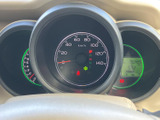 視認性の高いメーター類が、運転に必要な情報を的確に伝えます。運転に集中できる、シンプルで機能的なデザインです。
