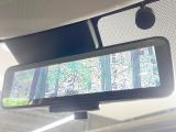 【インテリジェントルームミラー】後席の大きな荷物や同乗者で後方が確認しづらい時でも安心!カメラが撮影した車両後方の映像をルームミラー内に表示。クリアな視界で状況の確認が可能です!