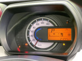視認性の高いメーター類で、運転状況が一目でわかります。オレンジのバックライトが、運転席を明るく照らし出します。
