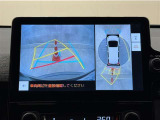 真上から見下ろしたような視点で車とその周囲を確認出来る画面と、車両後方を映し出すバックモニター画面の2つを表示してくれます。