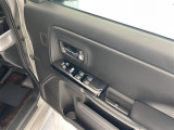 【パワーウインドウ】運転席のスイッチで、各席の窓ガラスの開閉ができます!あると便利ですよね!