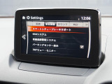 こちらのお車には先進安全装備が多数搭載されています。衝突被害を回避あるいは軽減するためのブレーキや、後方死角からの接近警報、車線逸脱を防止する警報装置など、詳しくはスタッフまでお尋ねください。