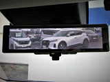 後席に同乗者がいる際の後方視界を確保するスマートルームミラーです。 もちろん電源オフ時には通常のルームミラーとして利用できます。