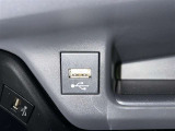 充電用USB端子付き。スマートフォンなどの充電に便利です。