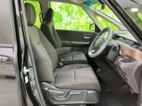 開放感のあるフロントシート。運転席からの視界は良好で、操作性も抜群です。快適なドライブをお楽しみいただけます。