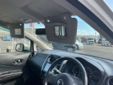 サンバイザーには便利なバニティミラーが装備されています。(運転席側のみ)