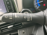 雨天時でもクリアな視界を確保。操作しやすいレバーで、雨の日の運転をサポートします。