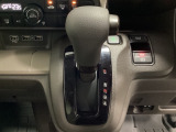 CVT車のセレクトレバーです。低速から高速まで、変速ショックのないスムーズな走りを実現するとともに、エンジン効率のよい領域を維持することで燃費にも貢献します。