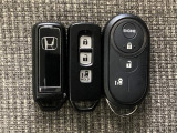 スマートキー付きですからドアロックの開閉およびエンジンスタートが楽々です。電動スライドドアの開け閉めもボタンで操作できます。加えて、純正リモコンエンジンスターター用の操作キーもついています。