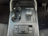 6速AT 運転中でも手もとを見ることなく安全に操作できるコマインダーコントロール