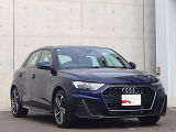 衝突軽減ブレーキ機能やクルーズコントロールの車間距離の制御を兼ねたセンサーが運転中は常時周囲を見張ります。