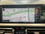 BMWのナビゲーションは操作性も良く、詳細な地図情報と交通状況を見やすく表示し、快適なドライビングをサポートしながら目的地までナビゲートします。