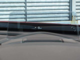 運転視界の遠方上方に虚像を投影することで前を見ながら情報の視認ができます。本当にドライバーが必要な情報を適切に伝え、楽しんで頂くことを考えた新世代装備です。※虚像は1.5m前方に浮かぶイメージです。