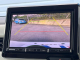 【バックカメラ】駐車時に後方がリアルタイム映像で確認できます。大型商業施設や立体駐車場での駐車時や、夜間のバック時に大活躍!運転スキルに関わらず、今や必須となった装備のひとつです!