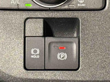 指先だけで簡単に操作が可能な電動パーキングブレーキを採用。「HOLD」スイッチを押すと、渋滞や信号待ちなどでブレーキペダルから足を離しても、ブレーキを保持するので安心です