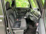 広々とした室内空間が魅力。運転席からの視界も良好で、運転操作も快適に行えます。長距離ドライブも疲れにくく、快適に過ごせます。