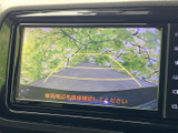 バック時の安全確認に役立つモニター。狭い場所でもスムーズな駐車をサポートする頼もしい機能です。