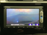 ギヤをR(バック)に入れるとナビの画面に後ろの映像が映るリアカメラ付です。後退時、コンディションが悪い視界でもカラーバックモニターがドライバーをサポートします。