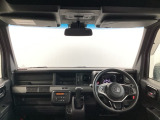 運転席は、大きな座面と包み込むような背もたれがドライバーの身体全体をしっかり支えます。上質なシート素材と座り心地のよいクッションを採用し、長時間の運転やコーナーの多い道も快適です