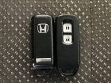 スマートキーを装備しています。鍵を差し込むことなくドアロックの開け閉めと、スタートボタン操作でのエンジンスタートができます。スペアキーも同じものを用意しております。